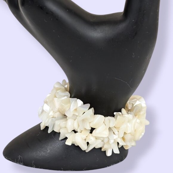 (2/$20) White Shell Stretch Bracelet - Picture 1 of 6